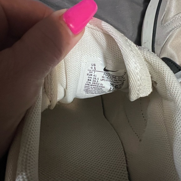 Nike Cream Sneakers - Picture 4 of 5